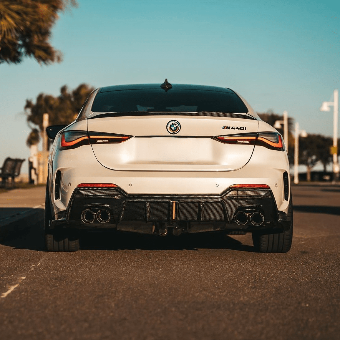 BMW 4 SERIES G22/G23 (M SPORT) CARBON FIBER RAIN LIGHT REAR DIFFUSER (2020+) - AutoTailor